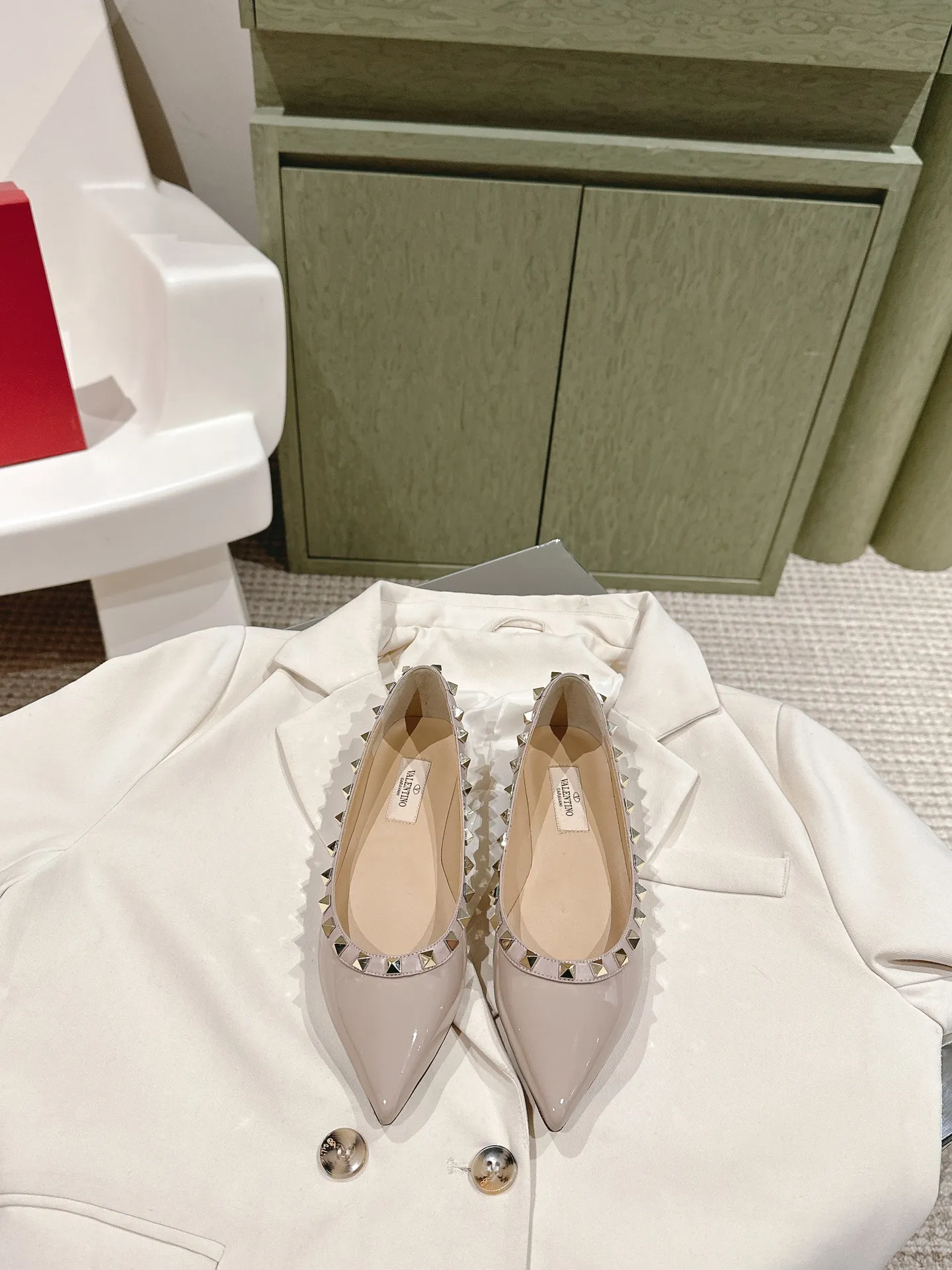 👟👟Ex-factory price 520👟👟 | ²⁰²4 𝐬𝐬 🤍🤎 Versatile series for all seasons! Is your shoe cabinet missing a pair? ! 🔥 The entire VALENTINO series is produced by Taiwan-funded factories! Getting in and out of the counter is stress-free! ROCKSTUD Valentino studded patent leather ballet flats ONE STUD retro craft pyramid large rivet buckle flats/high heels Smooth shoe lines and awesome version Comfortable upper foot. Increases height. Looks slimmer. Elongates leg lines Imported mirrored calfskin/cow patent leather/high-density silk material Lambskin lining Italian high-density genuine leather outsole Size35-39 (40/41/42 can be customized) Heel height: flat ♺Synchronized gift box💝packaging at the counter!